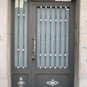 Puerta-comunidad-forja-barna.jpg