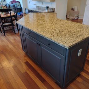 Is the look of your cabinets starting to get old? Time to make a change! Try our Cabinet Painting service to get the colors you love—just like in this before and after!