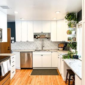 Get a “new kitchen” look without the “new kitchen” price tag! If you need an updated look for your kitchen, cabinet refacing may be for you, and the transformation often takes only five days or less. Call Kitchen Tune-Up Savannah Brunswick at (912) 424-8907 or visit our website to schedule your FREE