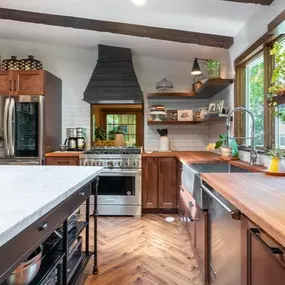 ✨ Want a fresh look for your kitchen without the hassle of a full renovation? Cabinet refacing gives your kitchen a whole new style by updating the doors and finishes—keeping your existing cabinet structure intact. ???? Let’s refresh your space and make it shine!