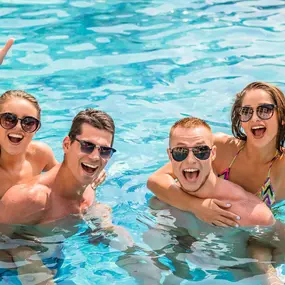 Couples at outdoor pool in Horseshoe Tunica.