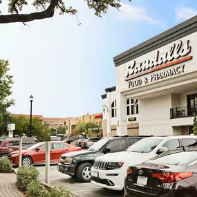 Randall's grocery store near Camden Midtown Apartments in Houston, TX