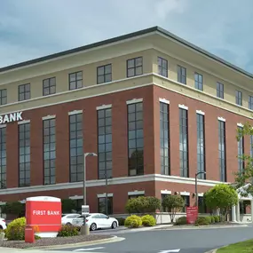 Bild von First Bank - Greensboro Main, NC