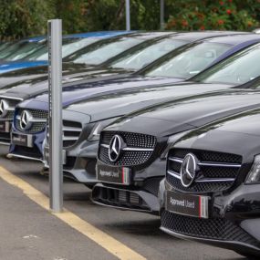 Cars outside the Mercedes-Benz Giffnock dealership