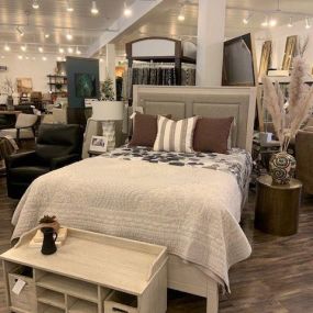 QUEEN AMISH BED
Curated Fine Furnishings & Design – 513.683.2233
Experience the DIFFERENCE!
Experienced Designers – Call or Come Visit!