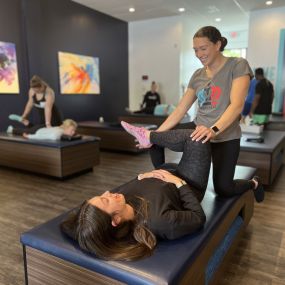 One of our Flexologists, Elizabeth, providing a 1:1 Assisted Stretch session.