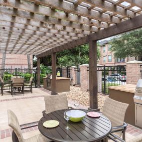 Outdoor grilling and dining area at Camden Greenway Apartments in Houston, TX