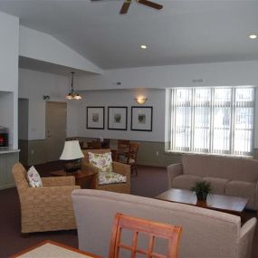 Tracy Creek Apartments Lounge
