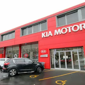 Side view of the Kia Stourbridge dealership