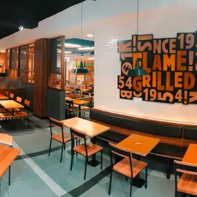 Depuis 1954, notre marque de fabrique c'est la cuisson de notre viande de boeuf à la flamme. C'est ce qui donne ce gout fumé unique à nos burgers qui vous rappelle un bon BBQ entre amis.