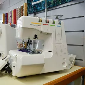 Looking for the secret to fast, sturdy and stunning seams? Look no further than the H|CLASS™ 250S overlock machine by HUSQVARNA VIKING®. Impressive speed. Intuitive threading. Incredible results.