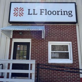 LL Flooring #1022 Lebanon | 91 Mechanic Street | Storefront