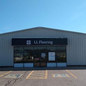 LL Flooring #1124 North Hampton | 5 Lafayette Road | Storefront