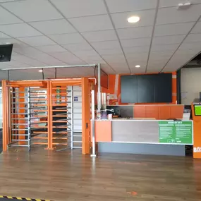 Basic-Fit Alkmaar Terborchlaan 24/7 - balie + entree