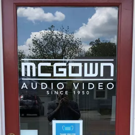 Logótipo de McGown Audio Video