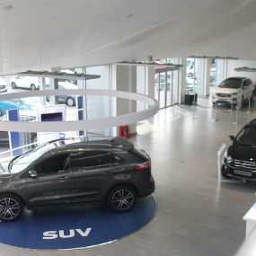 Inside the FordStore Lincoln showroom