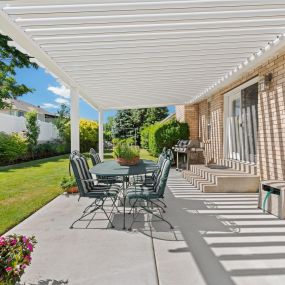 Bild von Sundance Outdoor Living - Louvered Pergolas