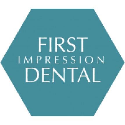 Logótipo de First Impression Dental Fresno