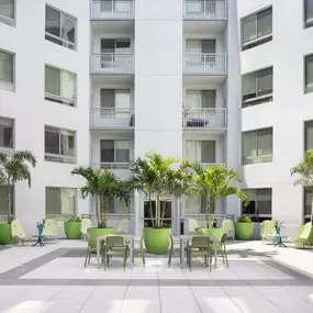 Courtyard at Camden Thornton Park apartments in Orlando, FL