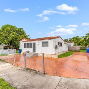 Calling all Investors. Great Opportunity . Location . Location
New reduce price $590k 
3 Bedrooms 2 Baths divided in 2/1 and 1/1 rented M to M
Lots of possibilities with this huge Lot almost 8,000 SqFt
Great location 1100 Sw 24 Ave, Miami Close to Calle 8, Coral Gables, Downtown Miami,The Roads. #miami #mgaloppire #singlefamilyhome #calleocho #investorswanted #coralgables