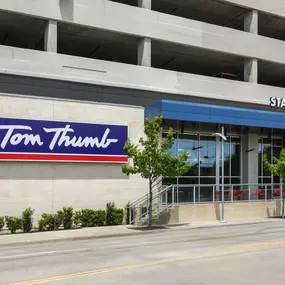 Tom Thumb grocery store near Camden Farmers Market apartments in Dallas, TX