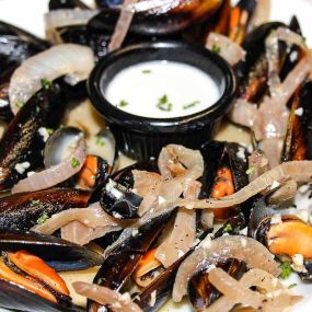 Moules Marinière
Freshwater mussels steamed in a white wine sauce with garlic & caramelized shallots served with a parsley butter reduction.