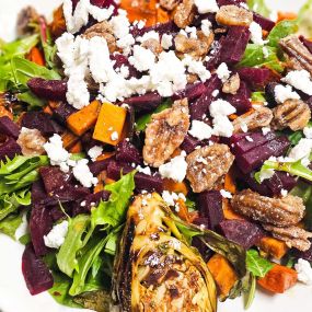 Salade de Légumes Racines Rôtis
Roasted beets, carrots, brussel sprouts & sweet potatoes with candied pecans, goat cheese & a maple dijon vinaigrette.