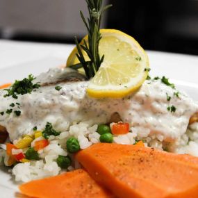 Saumon a L’aneth
Pan-seared Atlantic salmon over jasmine rice, topped with a cucumber dill sauce and served with a side of sautéed vegetables.