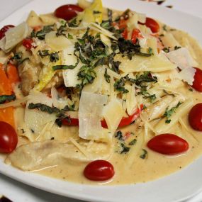 Poulet Penne Provençal
Sautéed organic chicken tenderloins, zucchini, yellow squash, heirloom tomatoes, basil, roasted garlic, & shaved asiago, tossed in a lite prosecco sauce with penne pasta.