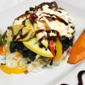 Tour de Légumes
Grilled portobello mushroom, roasted tri colored Holland peppers, caramelized shallots, zucchini, yellow squash and imported goat cheese over basmati rice.