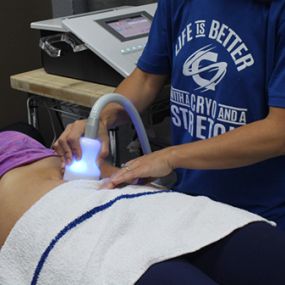 Customer receiving cryoskin treatment at CryoStretch