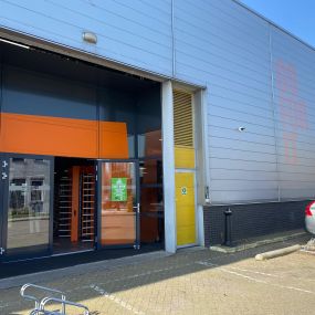 Basic-Fit Zoetermeer Koraalrood 24/7 - entree