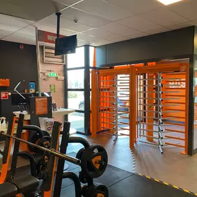 Basic-Fit Zoetermeer Koraalrood 24/7 - free weigth zone