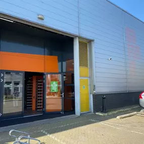 Basic-Fit Zoetermeer Koraalrood 24/7 - entree