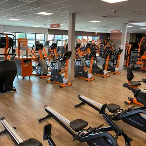 Basic-Fit Zoetermeer Koraalrood 24/7 -cardio