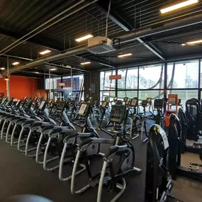 Basic-Fit Oosterhout Beneluxweg 24/7 - cardio