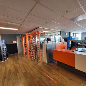 Basic-Fit Aalsmeer Molenvlietweg 24/7 - balie + entree