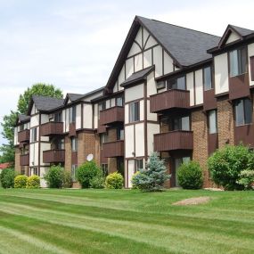 Irish Hills Apartments Exterior