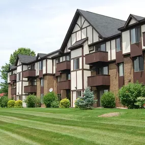 Irish Hills Apartments Exterior