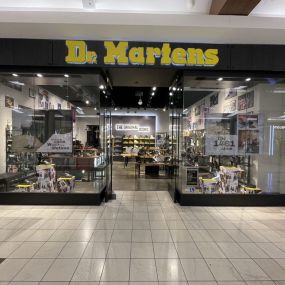Bild von Dr. Martens Topanga Mall