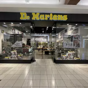 Bild von Dr. Martens Topanga Mall