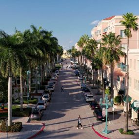 Enjoy living in the heart of boca with great walkability