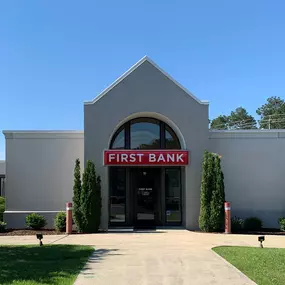 Bild von First Bank - Pinecrest Plaza, NC