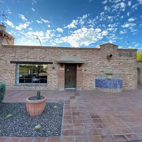 Front entrance of Alliance Bank of Arizona Tucson Campbell Branch