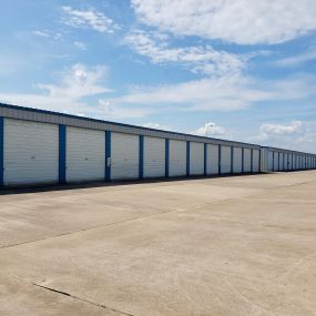 Getting your boat, RV, truck or trailer in and out of the facility is easy with extra wide 70-80 foot aisles.