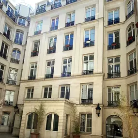 Boostez votre carrière en décrochant votre diplôme reconnu  Bac + 2 ou Bac + 5 en alternance ou en initial !

En plein cœur de Paris, notre établissement est situé dans un hôtel particulier du 18ème siècle entièrement équipé des technologies de dernière génération : vidéo-projection, fibre optique, wifi, (bibliothèque numérique (près de 35 000 ouvrages), plateforme de cours accessible 24h/24.

Notre établissement est adapté aux personnes en situation de handicap, pour accéder à notre registre d'