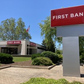 Come visit the First Bank Hendersonville branch. Your local team will provide expert financial advice, flexible rates, business solutions, and convenient mobile options.