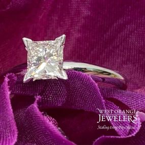 If you like strong, geometric shapes, a princess-cut diamond is perfect for you. See how the fragile corners are protected by prongs ????