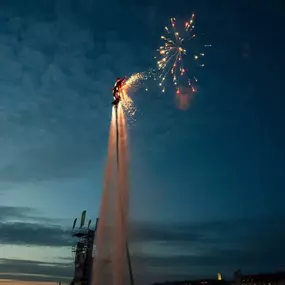 Noční LED pyro show.