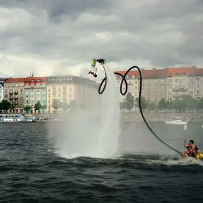Denní flyboardová show.